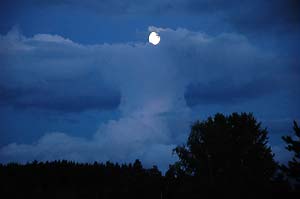 Moln med fullmåne